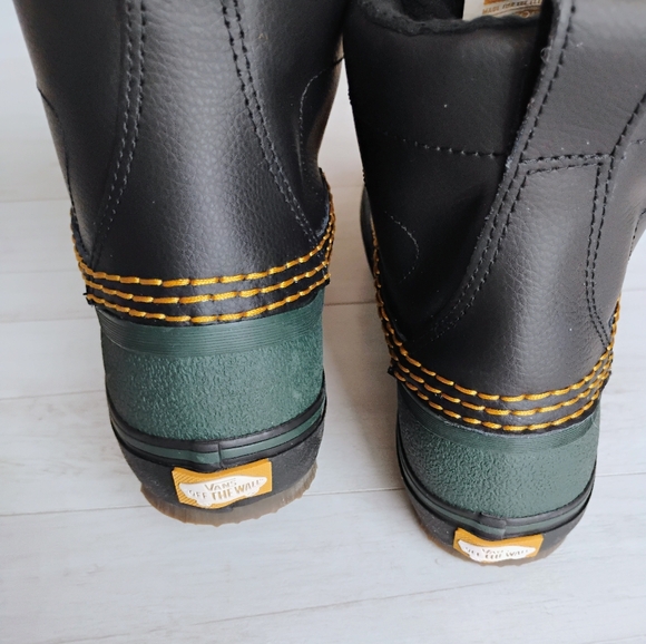 VANS NEW Standard Mid Snow MTE Boots - Picture 8 of 13